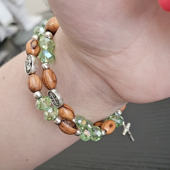 Green and brown coil bracelet with cross charm - Picture 5 of 6
